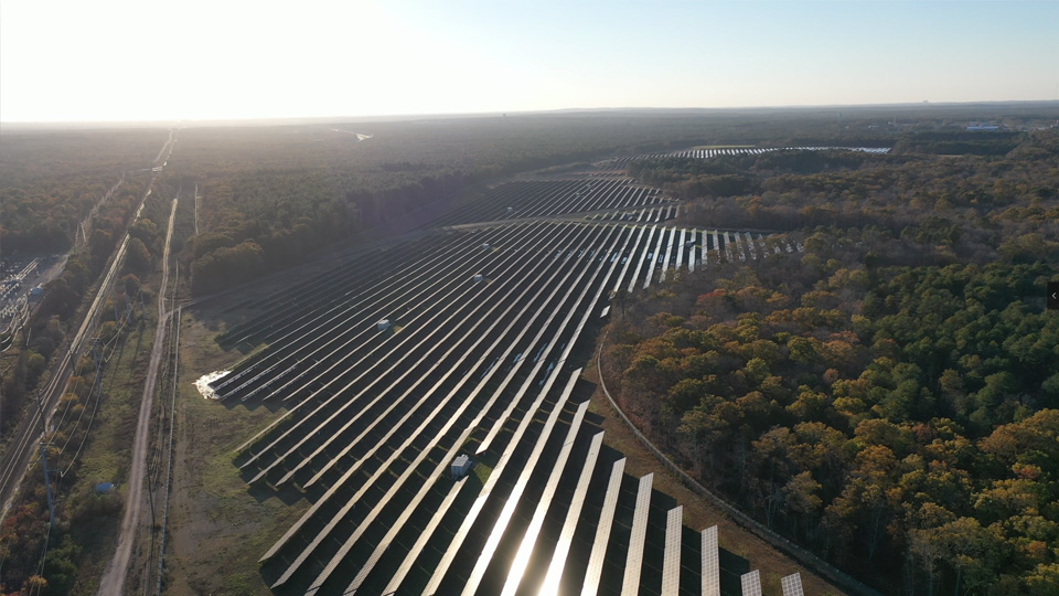 सौर ऊर्जा स्टेशन की ड्रोन एरियल फोटोग्राफी कितनी शानदार है!